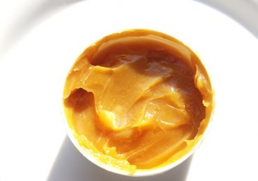 Propolis w postaci maści do nanoszenia na skórę